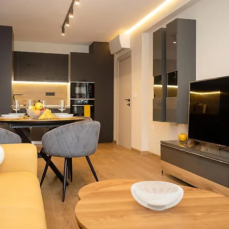 Daire Cozy 1-bedroom With Sea View & Parking By Flat Mаnаger